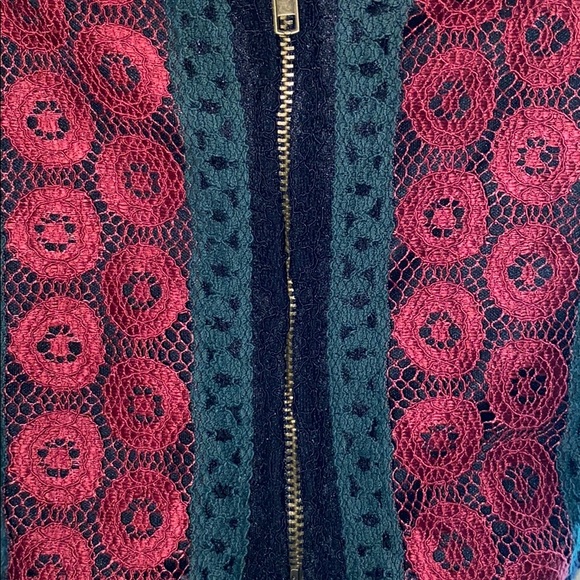 XHILARATION Lace crop top with adjustable straps - Picture 4 of 4